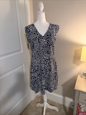Black & White Floral V‑Neck Summer Dress